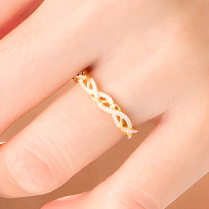 Memoire-Ring mit Twist und 0.17 ct. Gesamtgewicht Diamanten in 10K Gelbgold