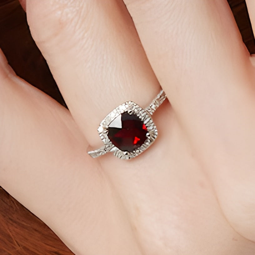 7,0 mm Ring mit Granat im Kissenschliff und 0,2 ct. Gesamtgewicht Diamanten im Halo-Design in 10K Weißgold