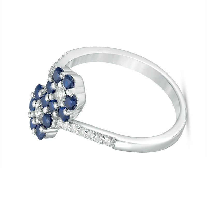 Ring mit blauen und weißen Labor-Saphiren, florales Doppelblüten-Bypass-Design in rhodiniertem Sterlingsilber