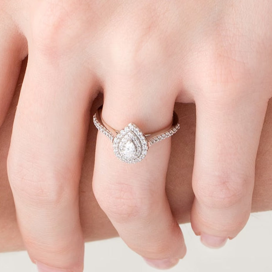 0,5 ct. Gesamtgewicht Verlobungsring mit tropfenförmigem Diamant und Halo in 10K Weißgold