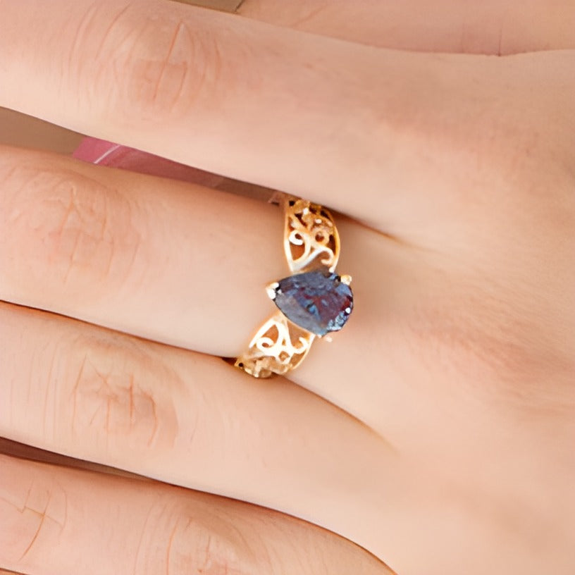 Fashion-Ring mit tropfenförmigem Alexandrit in 10K Gelbgold