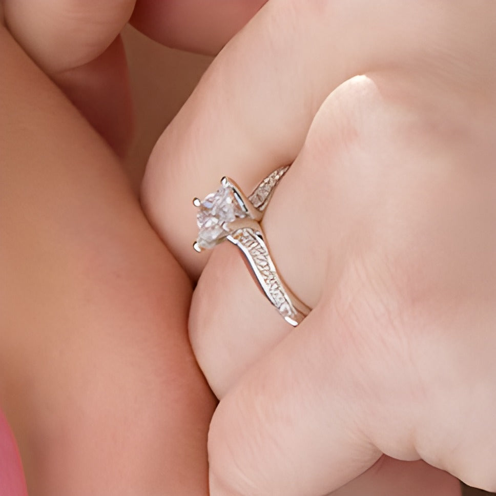 1.13 CT. Gesamtgewicht Solitär mit seitlichem Besatz Verlobungsring mit Diamanten im Princess- und Rundschliff in 14K Weißgold (I/I2)