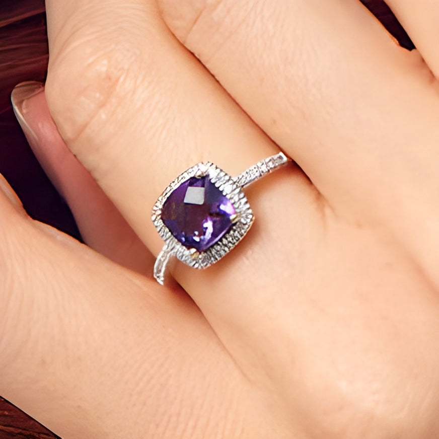 7,0 mm Amethyst im Kissenschliff und 0,2 ct. Gesamtgewicht Diamant Halo-Ring in 10K Gelbgold