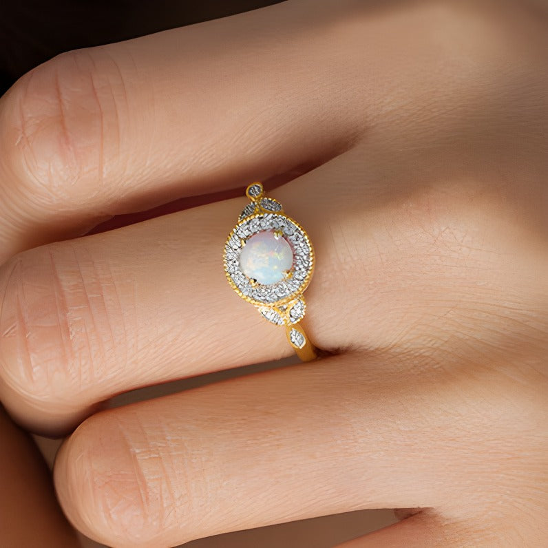 Ring im Vintage-Stil mit 5,5 mm Labor-Opal und 0,13 ct. Gesamtgewicht Diamant-Halo in 10K Gelbgold