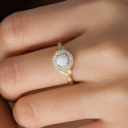 Ring im Vintage-Stil mit 5,5 mm Labor-Opal und 0,13 ct. Gesamtgewicht Diamant-Halo in 10K Gelbgold