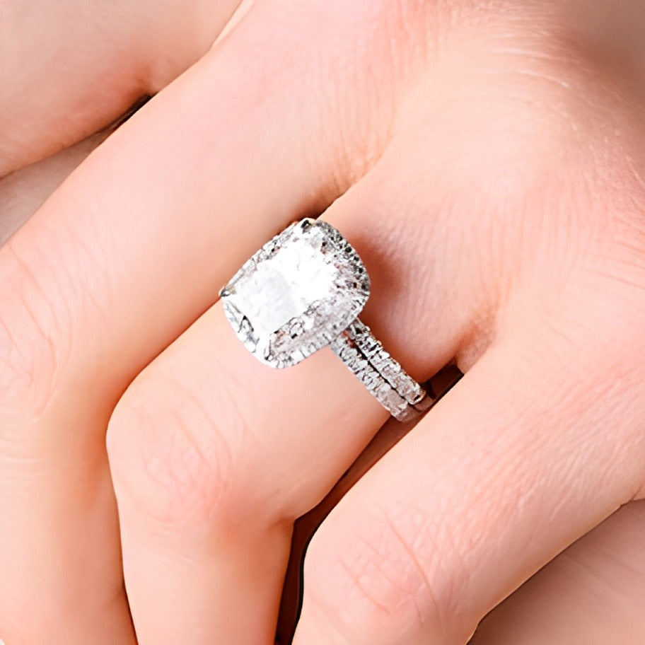 Braut-Set mit Labordiamanten im Kissenschliff und rund, 4,63 ct. Gesamtgewicht, in 14K Weißgold (F/VS2)