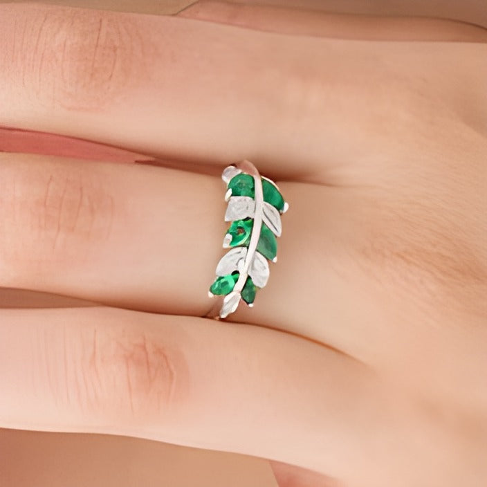 Fashion-Ring Blätter mit Marquise-Labor-Smaragd und 0,07 ct. Gesamtgewicht Diamanten in rhodiniertem Sterlingsilber