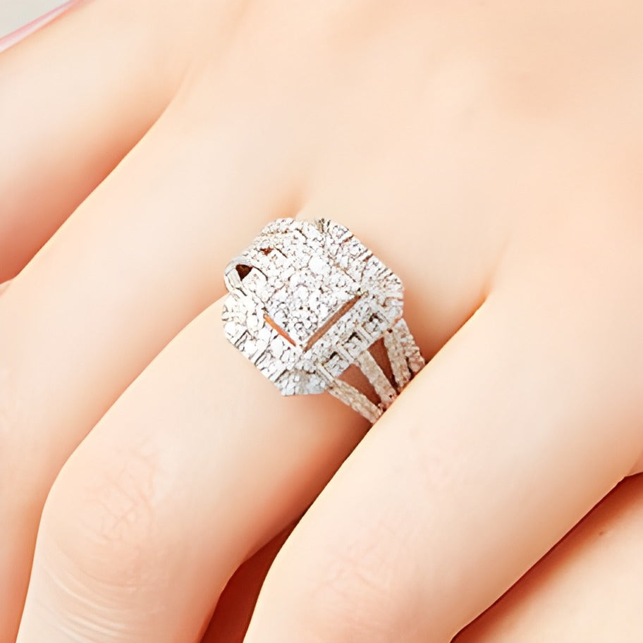 1.0 CT. Gesamtgewicht Braut-Set mit Smaragd und mehreren runden weißen Diamanten, dreireihig, Split-Shank, in 10K Weißgold
