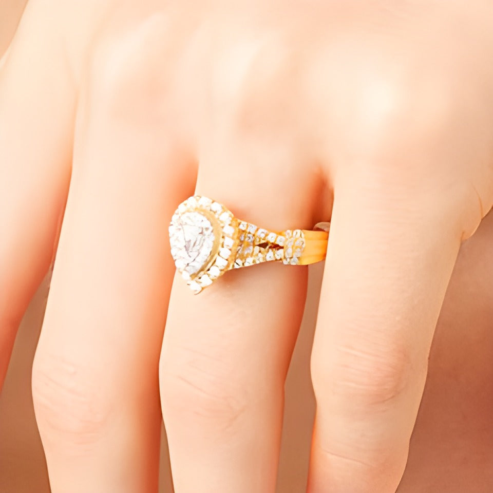 0.63 ct. Gesamtgewicht Verlobungsring mit tropfenförmigem Diamant, Halo und geteiltem Ringschienen-Twist in 10K Gelbgold