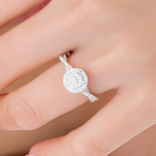 0.5 CT. Gesamtgewicht Diamant Verlobungsring mit doppeltem Halo und Crossover-Ringschiene in 10K Weißgold