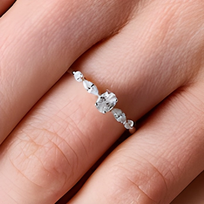 0.5 ct. Gesamtgewicht Diamant-Verlobungsring mit Solitär mit seitlichem Besatz in 14K Weißgold