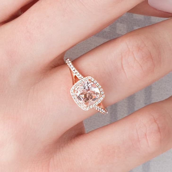 7,0 mm Morganit im Kissenschliff und Diamant 0,25 ct. Gesamtgewicht Halo-Ring mit geteilter Schiene in 10K Roségold