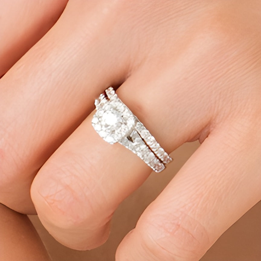 1.5 ct. Gesamtgewicht Diamant Brautset mit Kissenschliff-Halo und geteilter Schiene in 10K Weißgold