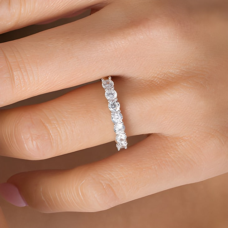 Memoire-Ring mit sieben Diamanten 0,75 ct. Gesamtgewicht in 10K Weißgold