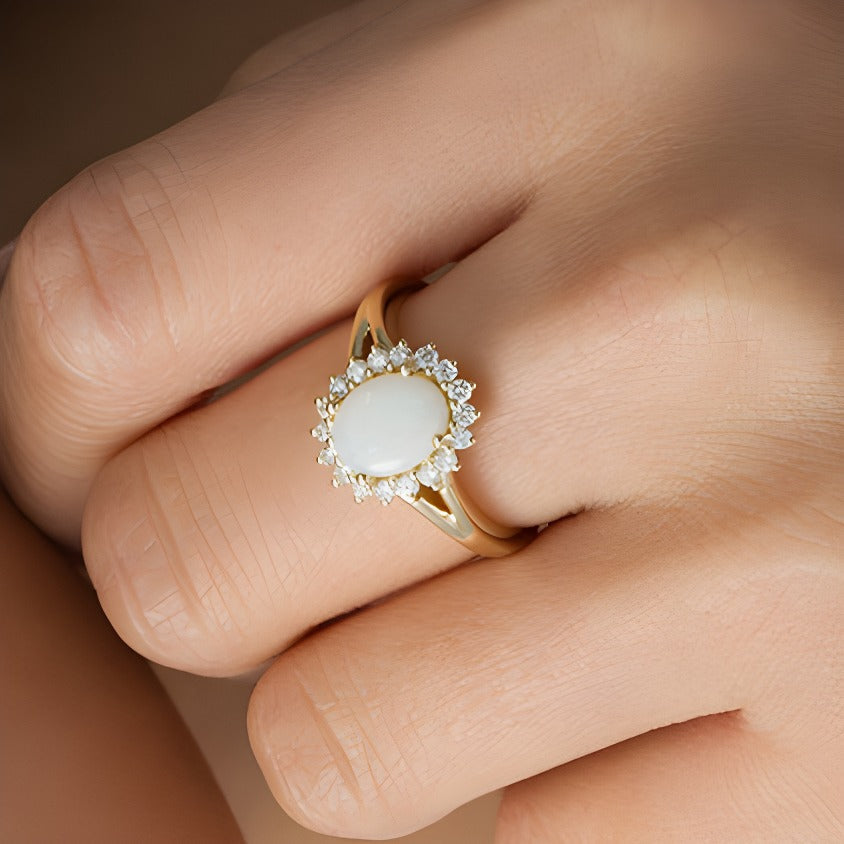 Ring mit ovalem Opal und 0,33 ct. Gesamtgewicht Diamanten im Halo in 14K Gelbgold