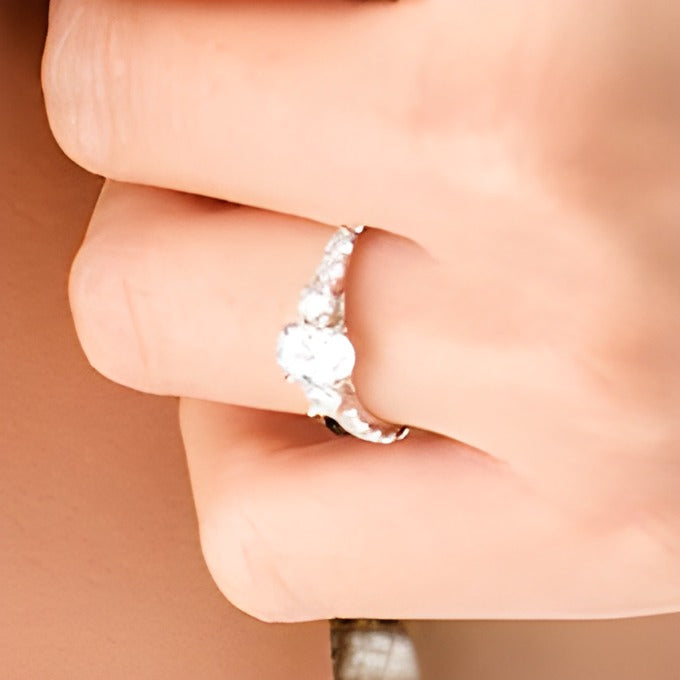 Dreistein-Verlobungsring mit Diamanten in Oval- und Rundschliff 1.33 ct. Gesamtgewicht in 14K Weißgold