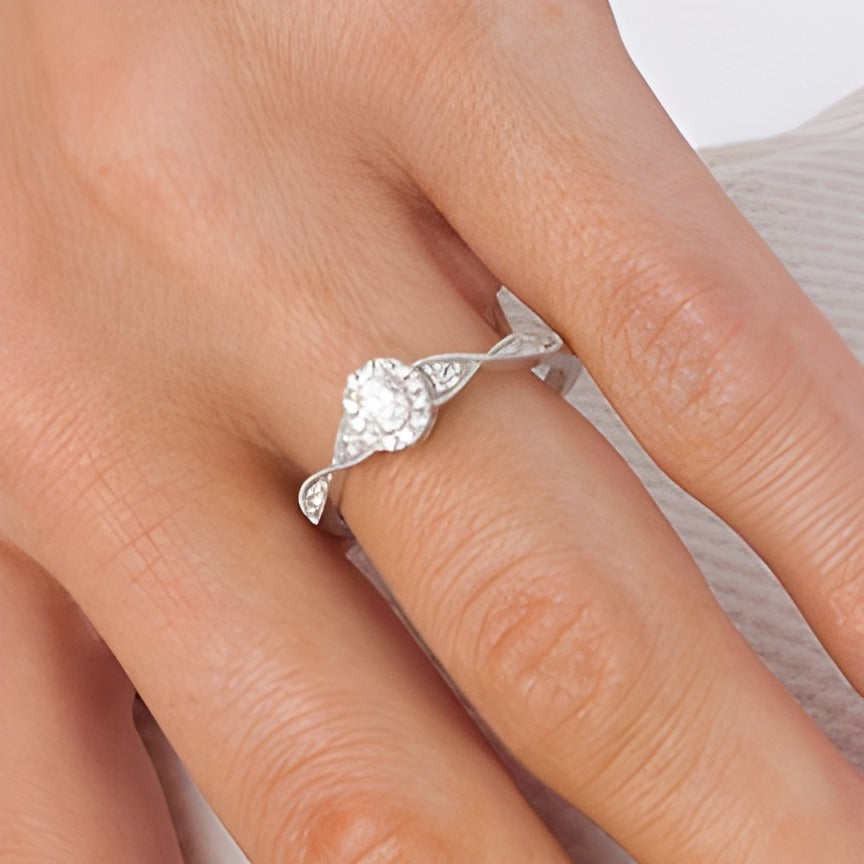 0.33 ct. Gesamtgewicht Verlobungsring mit Halo, ovalem Diamant und gedrehter Ringschiene in 14K Weißgold (I/SI2)