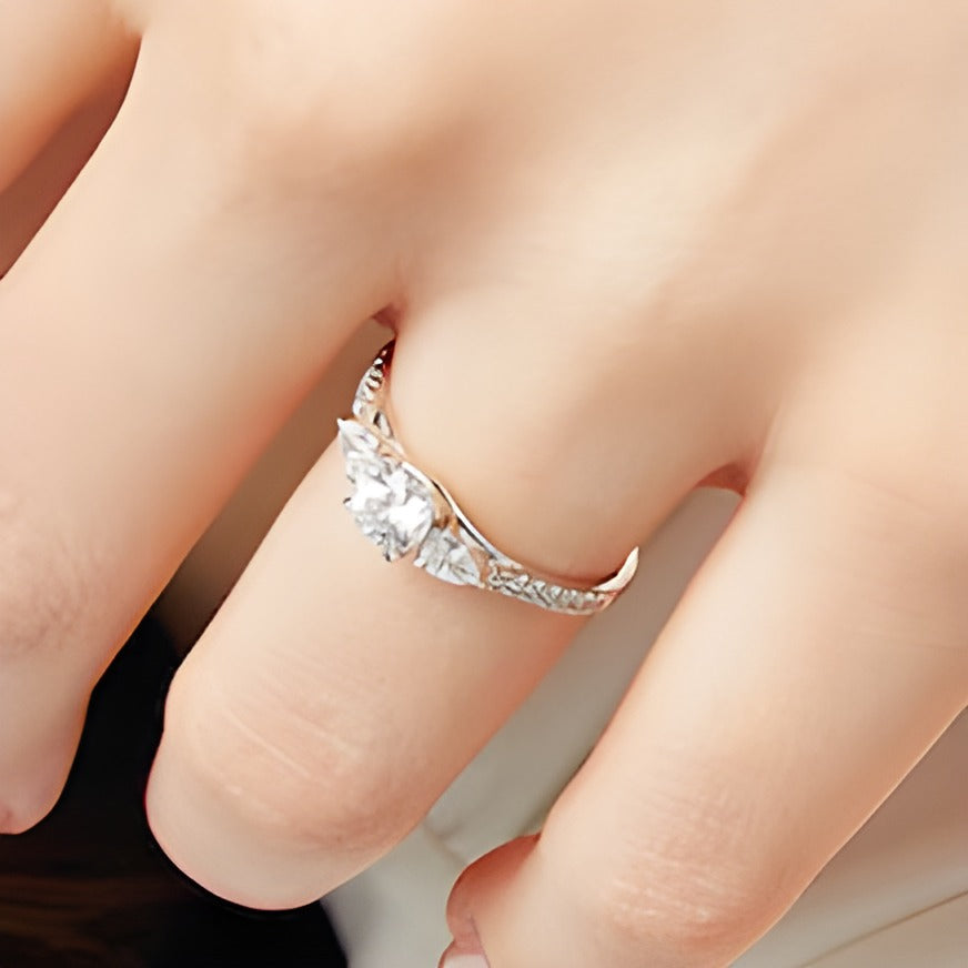 0.75 ct. Gesamtgewicht Multi-Diamant Dreistein-Verlobungsring in 10K Weißgold