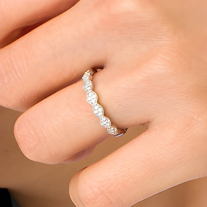 0.17 ct. Gesamtgewicht Memoire-Ring stapelbar mit Diamanten und Muschelrand in 10K Weißgold