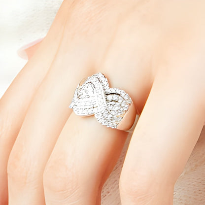 1.0 CT. Gesamtgewicht Ring mit vier weißen Diamanten im Rundschliff und Infinity-Geflecht in 10K Weißgold
