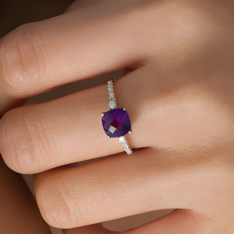 7,0 mm Amethyst im Kissenschliff und 0,13 ct. Gesamtgewicht Diamant Solitär mit seitlichem Besatz in 10K Weißgold