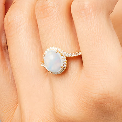 Ovaler Opal und 0,33 ct. Gesamtgewicht Diamant Fashion Bypass Ring in 10K Gelbgold