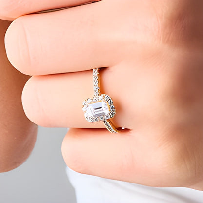 Verlobungsring mit Labordiamanten im Smaragdschliff 1.0 ct. Gesamtgewicht, Halo, in 14K Gelbgold (F/SI2)