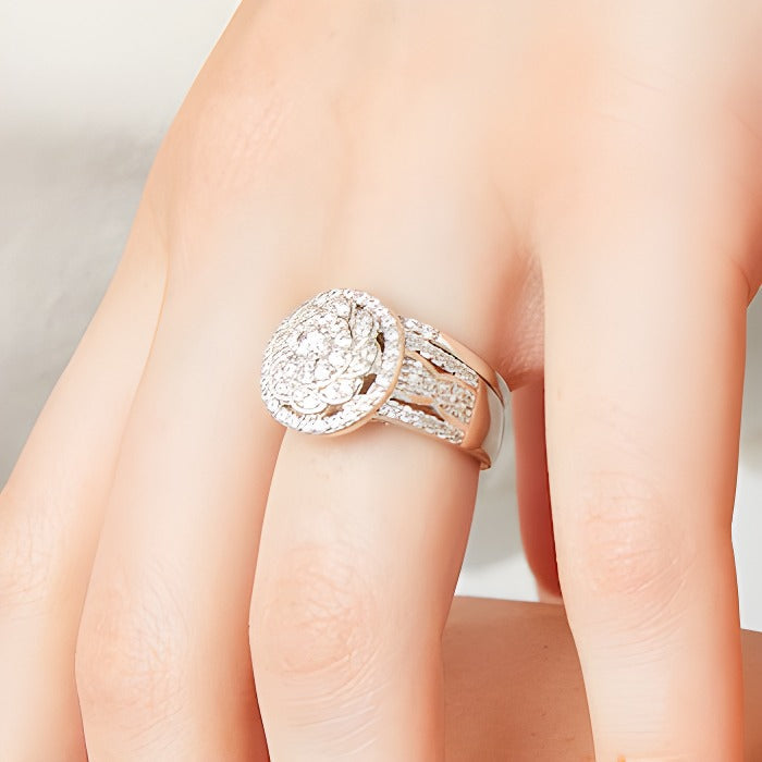 Brautset mit Diamanten 1.5 ct. Gesamtgewicht im keltischen Blumendesign mit Halo aus 10K Weißgold