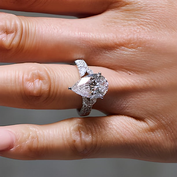 4,63 ct. Gesamtgewicht Solitär mit seitlichem Besatz Verlobungsring mit tropfenförmigem Labordiamant in 14K Weißgold (F/VS2)