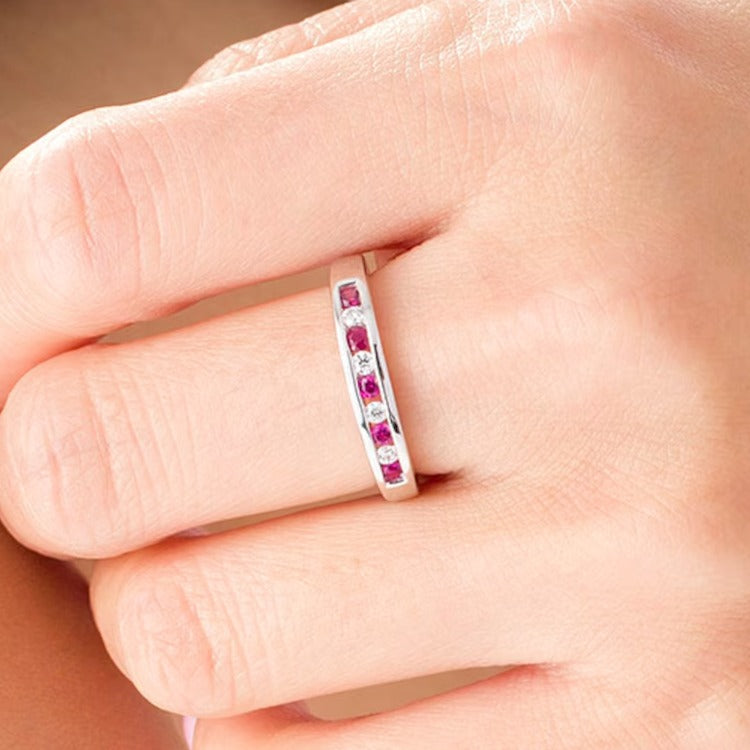 Ring mit Rubin und Diamant 0,13 ct. Gesamtgewicht, kanalgefasst und alternierend, in 14K Weißgold