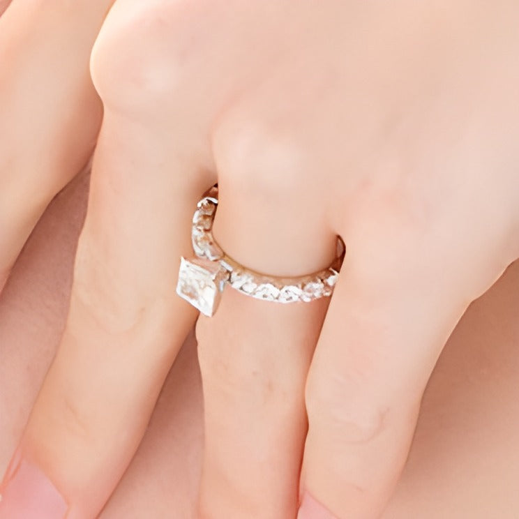 Solitär-Verlobungsring mit seitlichem Besatz, 2.0 ct. Gesamtgewicht, Princess- und rund geschliffene Diamanten in 14K Weißgold