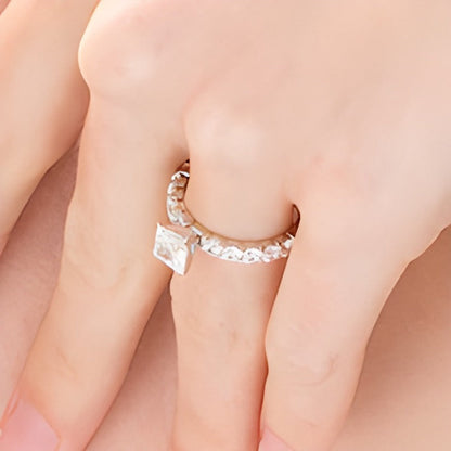 Solitär-Verlobungsring mit seitlichem Besatz, 2.0 ct. Gesamtgewicht, Princess- und rund geschliffene Diamanten in 14K Weißgold