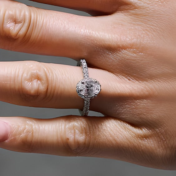 Halo-Ring mit ovalem Labordiamant 1.5 CT. Gesamtgewicht in 14K Weißgold (F/SI2)