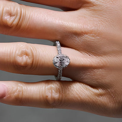 Halo-Ring mit ovalem Labordiamant 1.5 CT. Gesamtgewicht in 14K Weißgold (F/SI2)