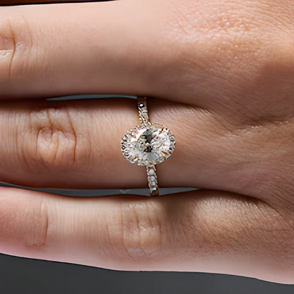 Halo-Verlobungsring mit ovalem Labordiamant 1.5 ct. Gesamtgewicht in 18K Gelbgold (D/IF)