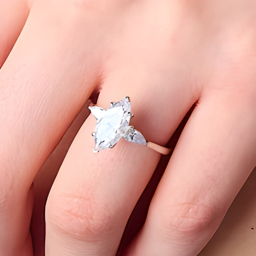 2.38 CT. Gesamtgewicht Dreistein-Verlobungsring mit Labordiamanten im Marquise- und Tropfenschliff in 14K Weißgold
