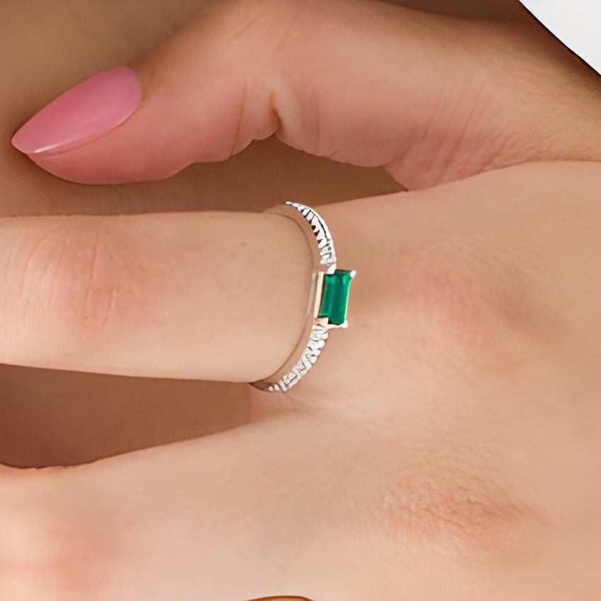 Fashion-Ring mit seitlichem Baguette-Smaragd (Labor) und 0,1 ct. Gesamtgewicht Diamanten in 10K Weißgold
