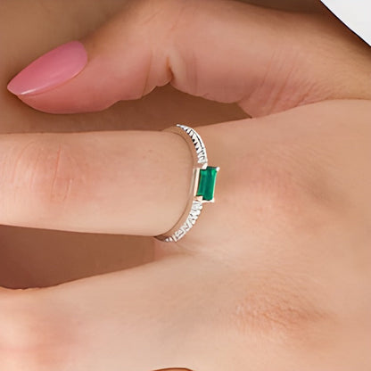 Fashion-Ring mit seitlichem Baguette-Smaragd (Labor) und 0,1 ct. Gesamtgewicht Diamanten in 10K Weißgold