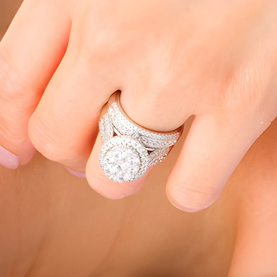 Komposit-Diamant Brautset mit ovalem Rahmen, mehrreihig, 2.5 ct. Gesamtgewicht, in 10K Weißgold