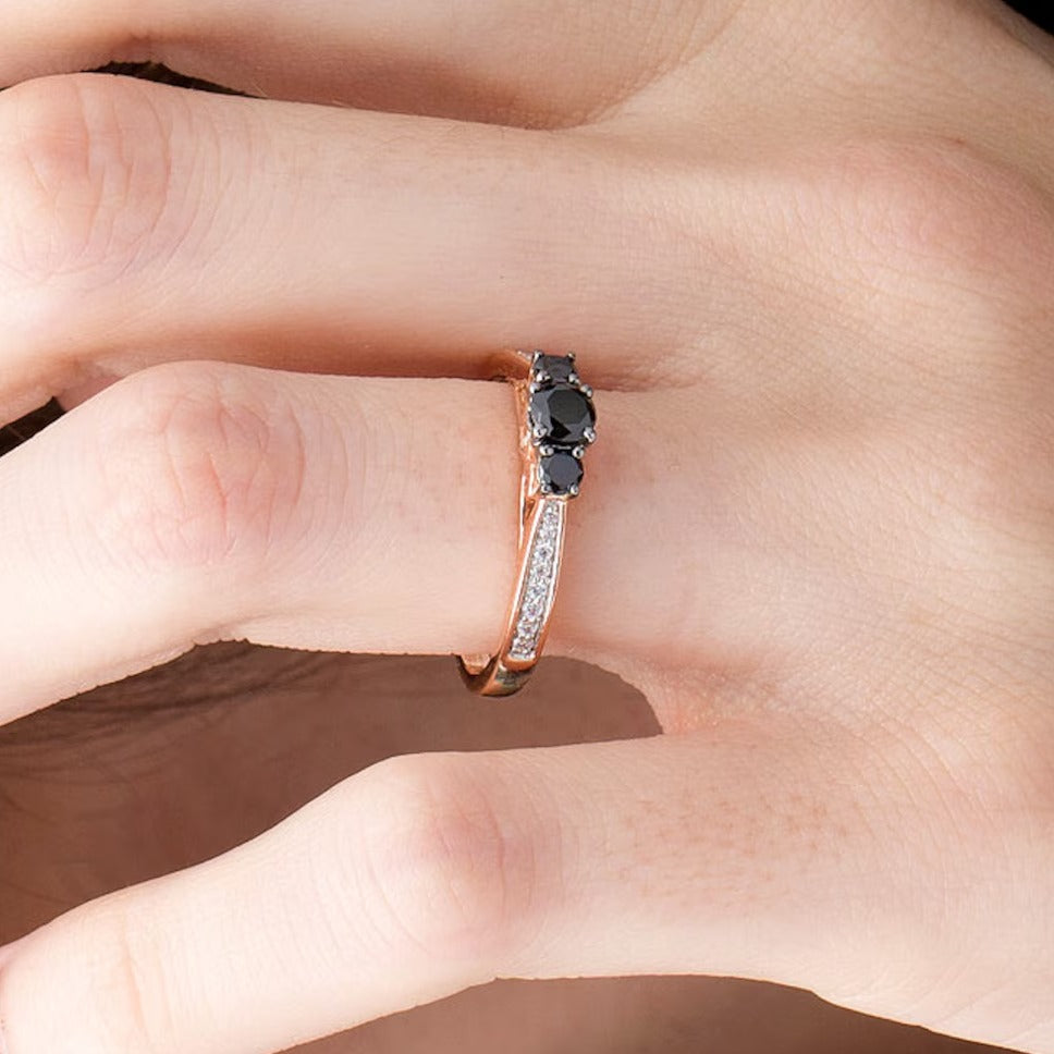 0.5 CT. Gesamtgewicht behandelter schwarzer und weißer Diamant Dreistein-Verlobungsring in 10K Roségold