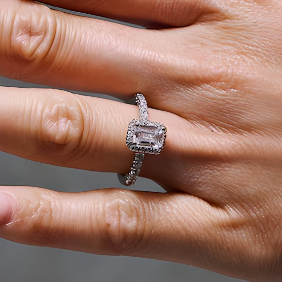 1.5 CT. Gesamtgewicht Halo-Ring mit Labordiamant im Smaragdschliff in 14K Weißgold (F/SI2)