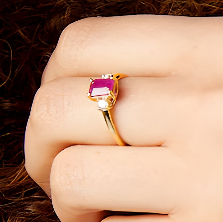 Dreistein-Ring mit Rubin im Smaragdschliff und 0,2 ct. Gesamtgewicht Diamanten in 14K Gold