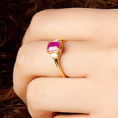 Dreistein-Ring mit Rubin im Smaragdschliff und 0,2 ct. Gesamtgewicht Diamanten in 14K Gold