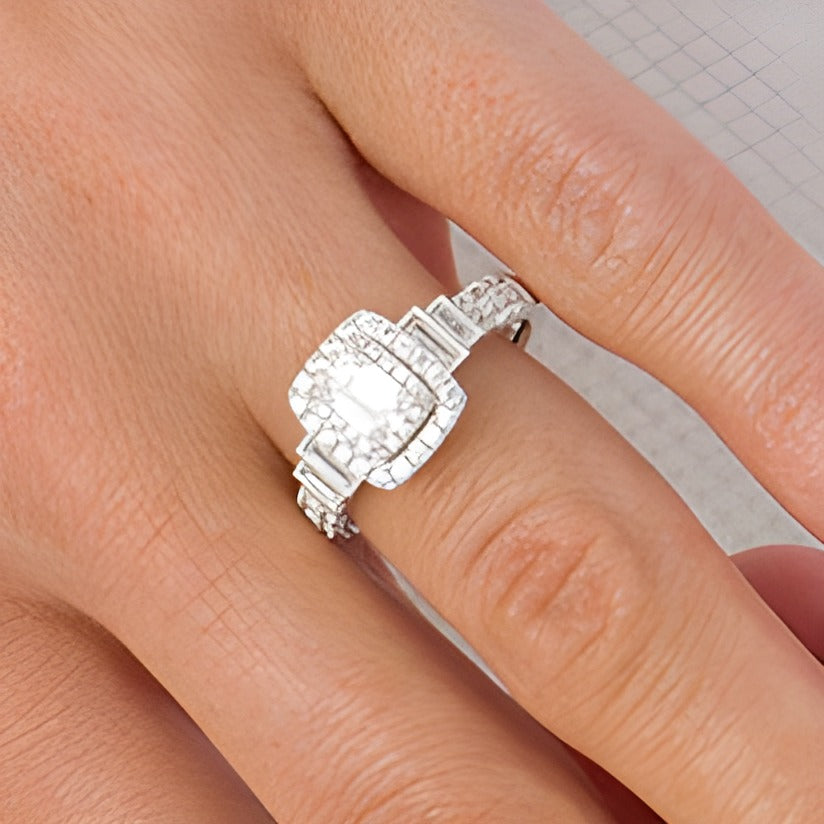 1.2 CT. Gesamtgewicht Diamant-Verlobungsring im Smaragdschliff mit Halo im Vintage-Stil und gestuftem Ringband in 14K Weißgold (I/I1)