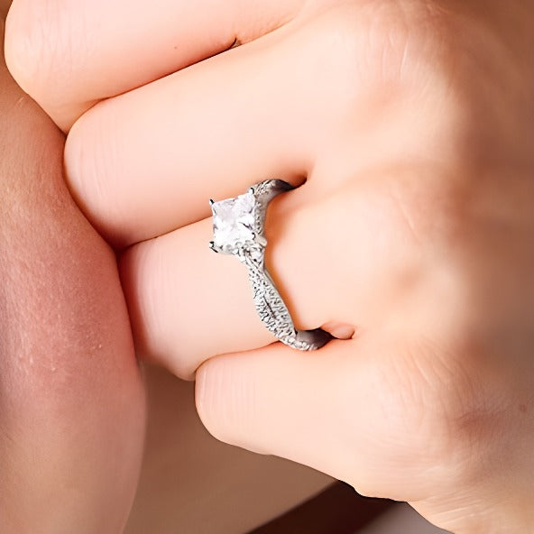 1,38 ct. Gesamtgewicht Verlobungsring im Princess-Schliff mit Labordiamanten und Twist-Split-Shank aus Platin (I/SI2)