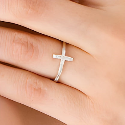 0,17 ct. Gesamtgewicht Ring mit Diamanten im Baguette- und Rundschliff, seitliches Kreuz, aus 10K Weißgold