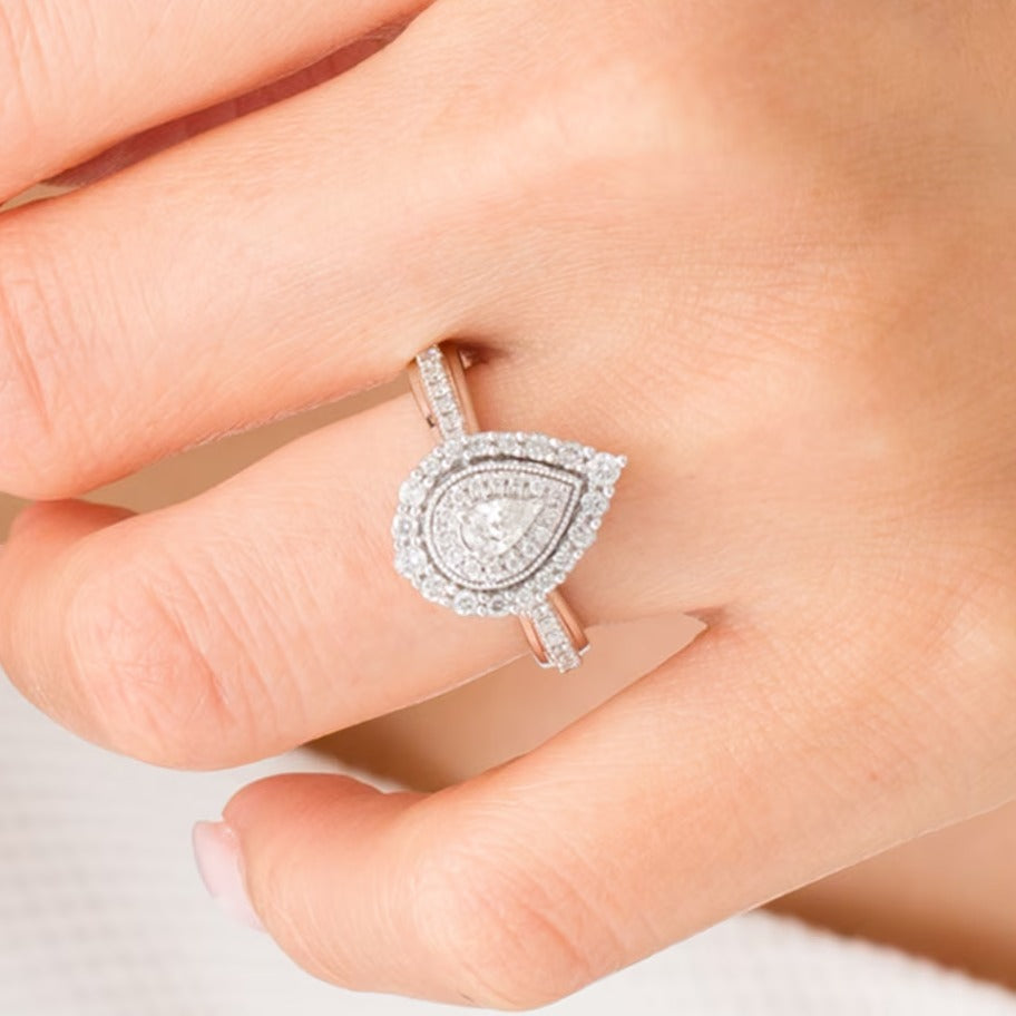0,63 ct. Gesamtgewicht Verlobungsring Halo mit tropfenförmigen und runden Diamanten in 10K Weißgold