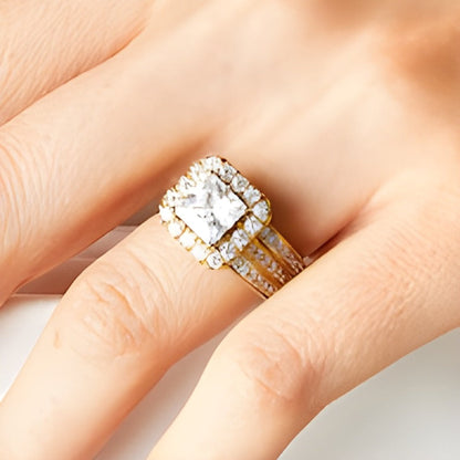 Braut-Set mit Labordiamanten im Princess-Schliff und Kissenschliff-Halo 3.38 ct. Gesamtgewicht in 14K Gelbgold (F/VS2)