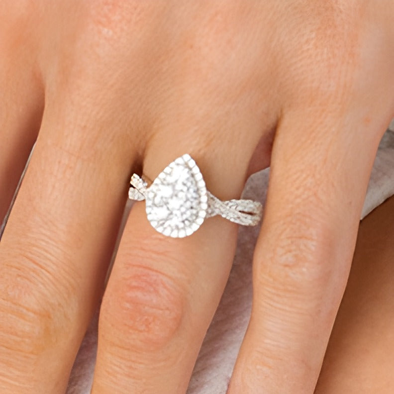 1.25 ct. Gesamtgewicht Verlobungsring mit Komposit-Diamanten in Tropfen- und rundem Schliff, gedrehte Ringschiene, 14K Weißgold