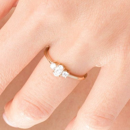 0.5 ct. Gesamtgewicht Dreistein-Verlobungsring mit Diamanten in oval und rund aus 14K Gelbgold